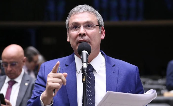 Lindbergh sustenta que leitura pública de mensagem em transmissão ao vivo viola as restrições impostas pelo STF