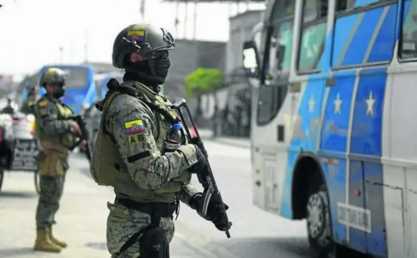 Militares rejeitam posse de vice e apoiam presidente do Equador