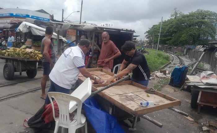 Fiscais recolhem alimentos impróprios para o consumo em comércio na Levada