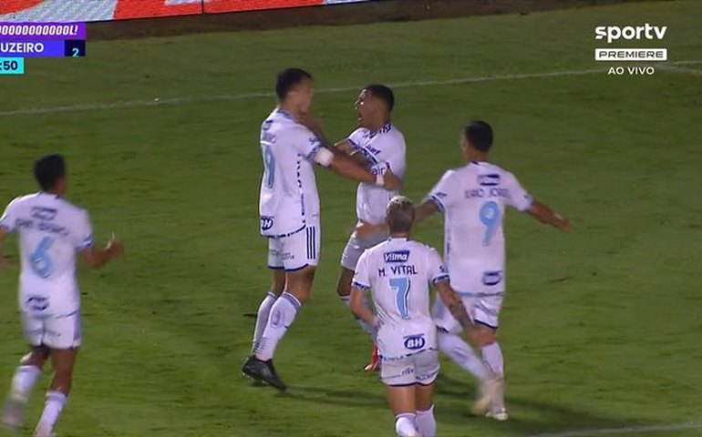 Cruzeiro leva gol de bicicleta, mas conta com Dinenno para buscar o empate diante do Vitória