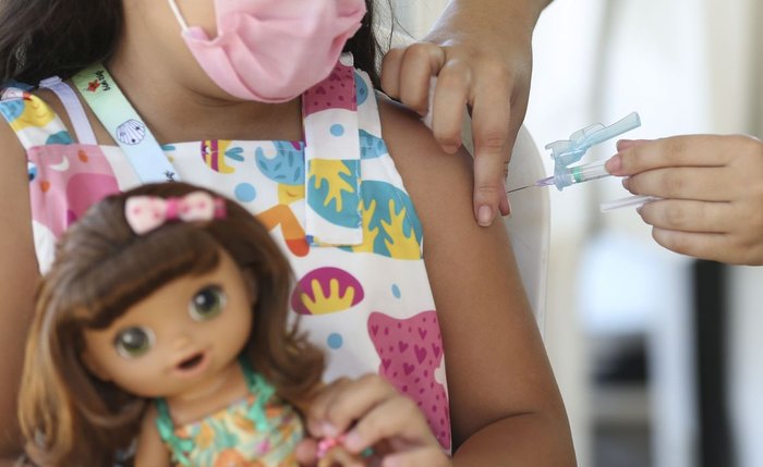 Maceió volta a vacinar contra o coronavírus crianças de seis meses a 4 anos