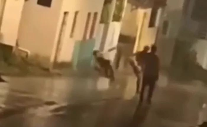 Mulher é agredida no meio da rua e gera revolta Mulher é agredida no meio da rua e gera revolta