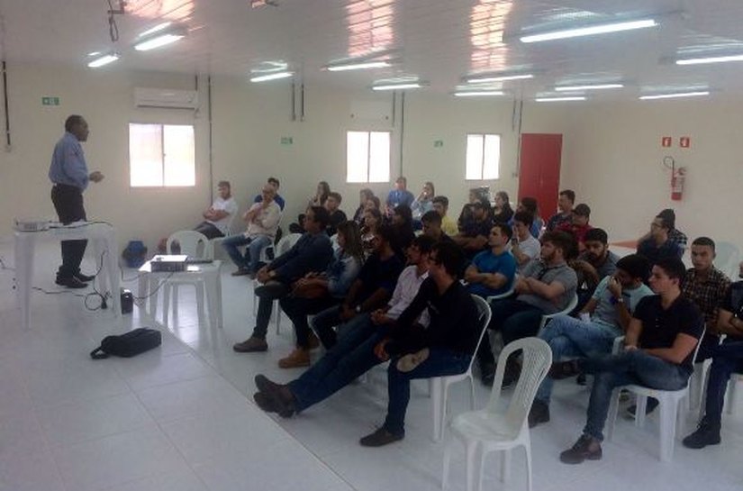 Mais de 70 alunos e professores visitam obras do Canal do Sertão