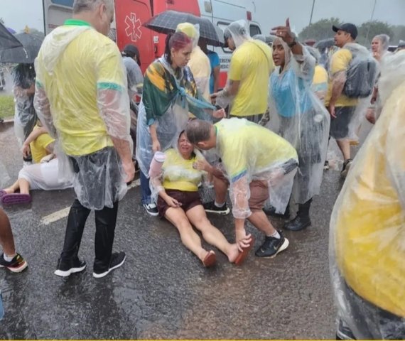 Raio atinge manifestação pró-Bolsonaro e deixa feridos em Brasília durante forte chuva