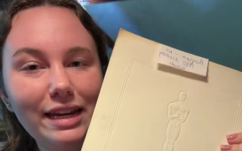 Jovem encontra roteiro original de filme indicado ao Oscar em brechó