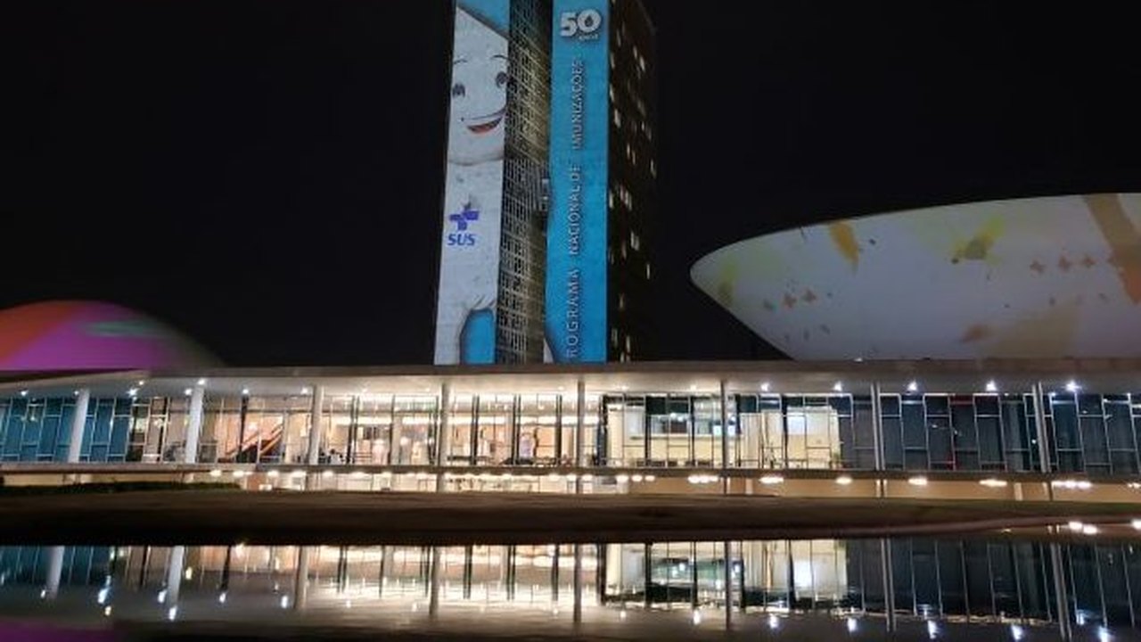 Congresso recebe projeção de imagens em homenagem aos 50 anos do Programa Nacional de Imunização
