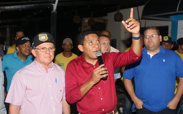 Prefeito Júlio inaugura semáforos em Palmeira
