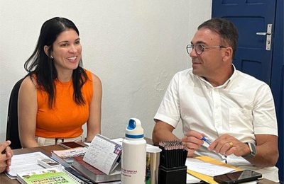 Prefeito Theobaldo debate projetos para Major Izidoro com a secretária estadual de Agricultura, Carla Dantas