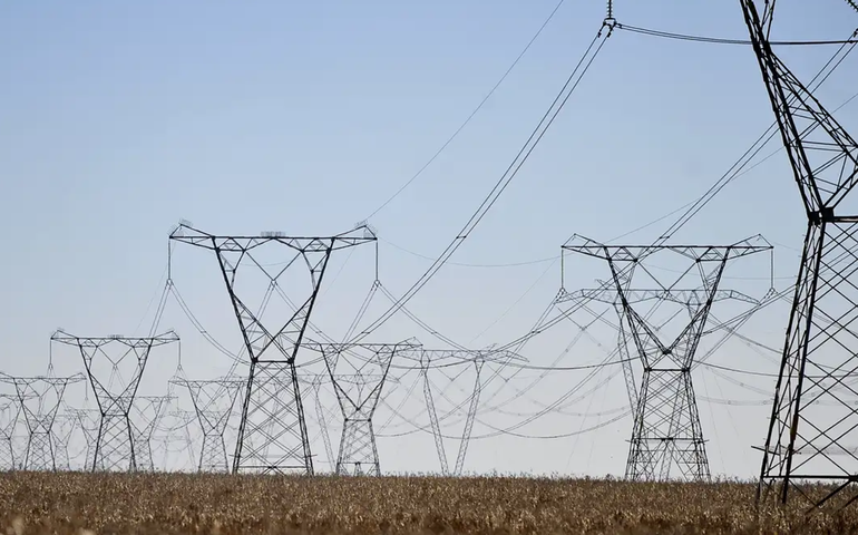 Brasil avalia projeto de R$ 7 bilhões para conectar rede elétrica do país com a Bolívia