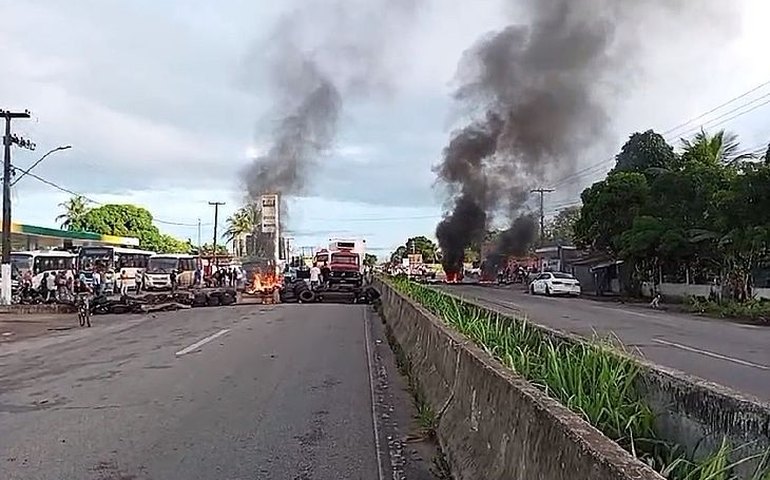 Moradores de Rio Largo bloqueiam a BR 104 em protesto por falta d'água
