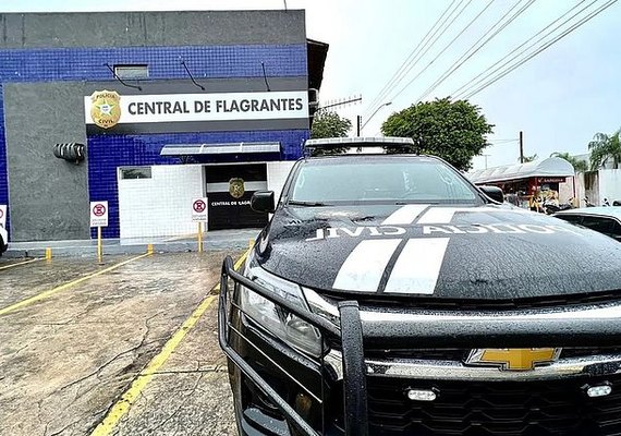 Homem tenta matar ﻿esposa a facadas e família impede em Maceió