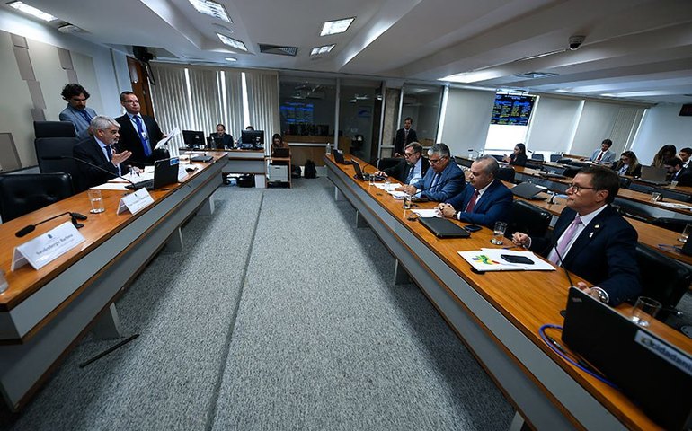 Aprovado projeto que isenta trabalhador já aposentado de recolher FGTS