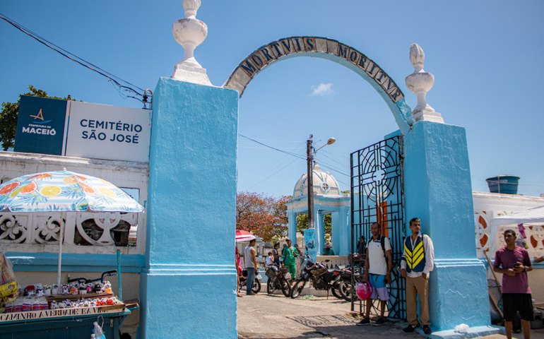 Cemitérios da capital registram 70 mil visitantes no Dia de Finados