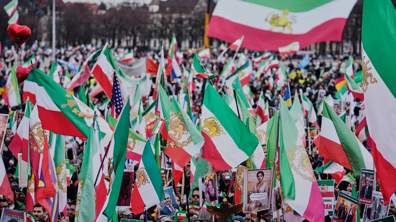 Príncipe herdeiro pede que o mundo se solidarize com o povo do Irã enquanto 250 mil pessoas se manifestam em Munique.