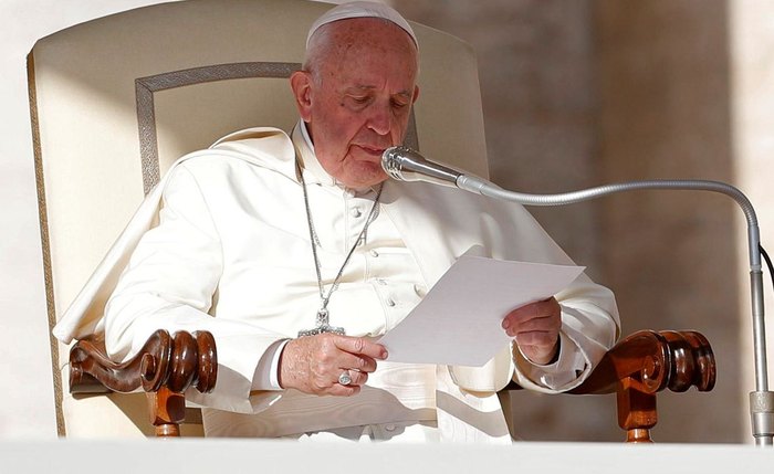 Papa Francisco pede que mundo se concentre no combate à pandemia