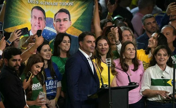 Flávio Bolsonaro: acenos ao eleitorado feminino,mas apenas 2 propostas sobre segurança da mulher em 24 anos de política