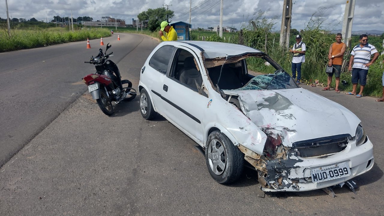 Após uma colisão frontal, motociclista atravessa para-brisa do carro, em Arapiraca