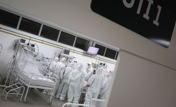 Equipe assiste paciente com covid-19 em leito de UTI