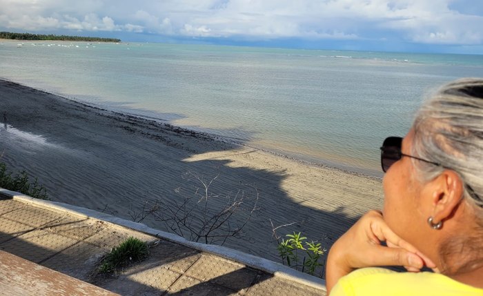 Turista observa a beleza da praia em Japaratinga