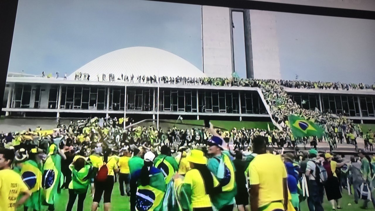 Manifestantes conseguem invadir STF e Palácio do Planalto