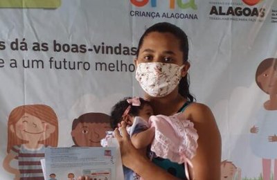 Assistência de Santana do Mundaú entrega cartões a 45 novas mamães inseridas no CRIA