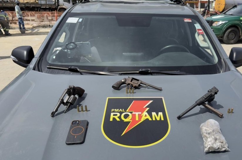 Polícia Militar desarticula ponto de tráfico e recupera veículos roubados no Benedito Bentes