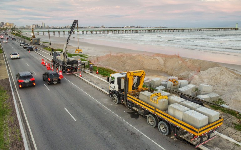 Prefeito JHC dá ordem de serviço para obras de contenção marítima na praia do Sobral
