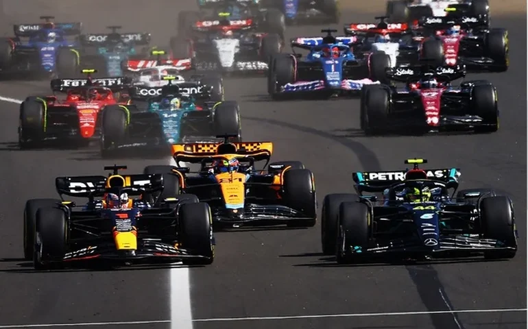 Choque em cadeia durante Grande Prêmio de Mônaco de Fórmula 2 envolve 11 carros