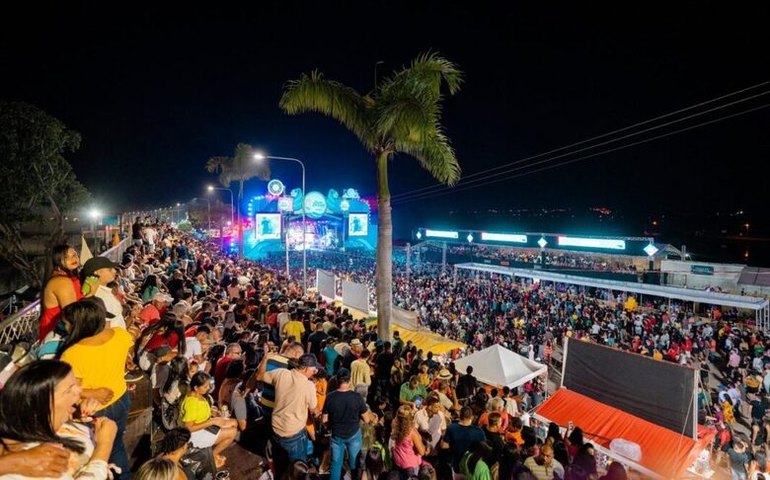 Público aprova e lota arquibancada instalada pela Prefeitura de Penedo para shows da Festa de Bom Jesus