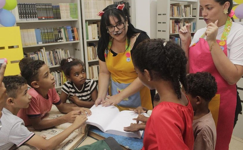 Rua Fechada, na orla de Maceió, recebe o projeto Biblioteca na Praia
