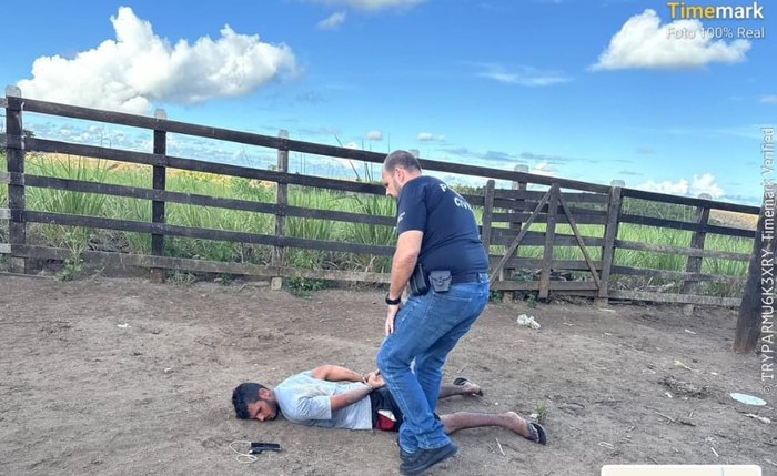 Momento em que Polícia Civil prende suspeito Momento em que Polícia Civil prende suspeito