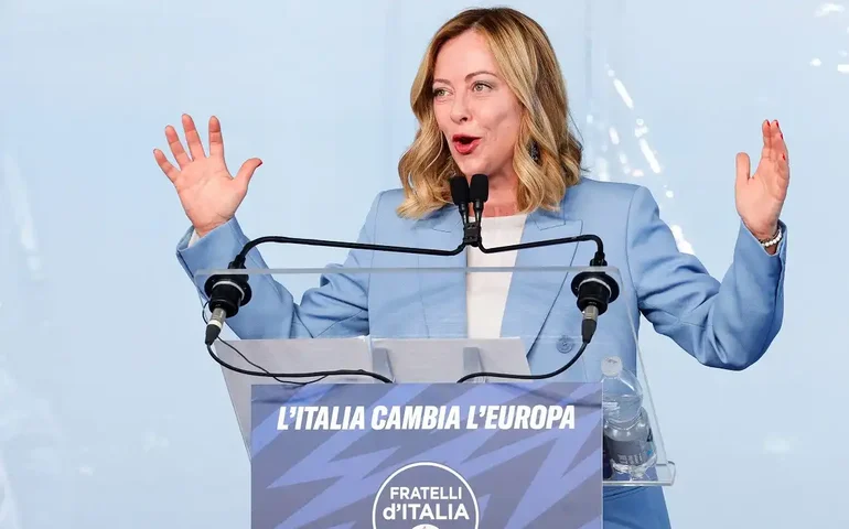 Meloni condena 'nostalgia fascista' após membros da ala jovem de seu partido protagonizarem escândalo na Itália