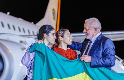 Presidente recebe 32 repatriados de Gaza na chegada a Brasília: "Coroamento de trabalho sério"