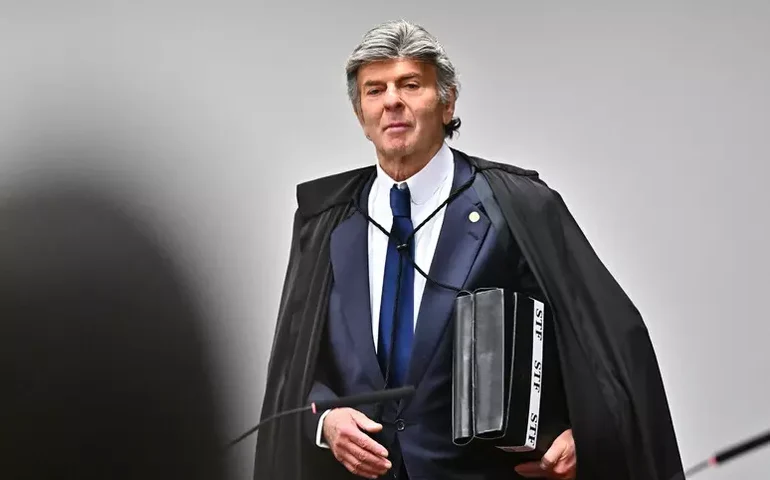 Fux vota para absolver Bolsonaro de organização criminosa