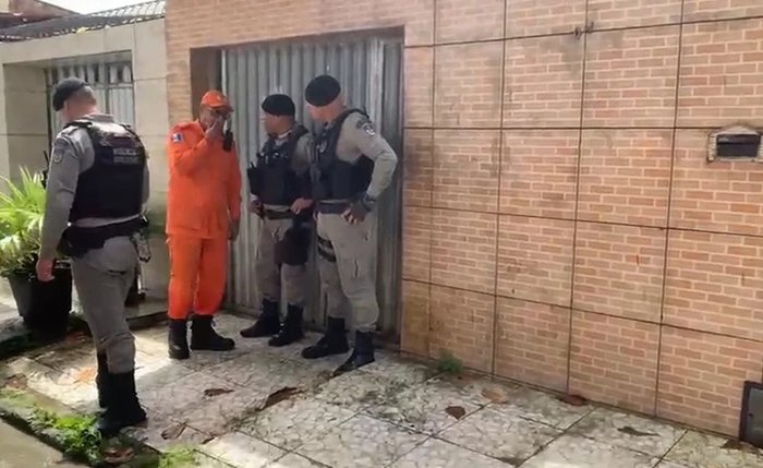 Militares estiveram no local da tragédia, em Maceió Militares estiveram no local da tragédia, em Maceió
