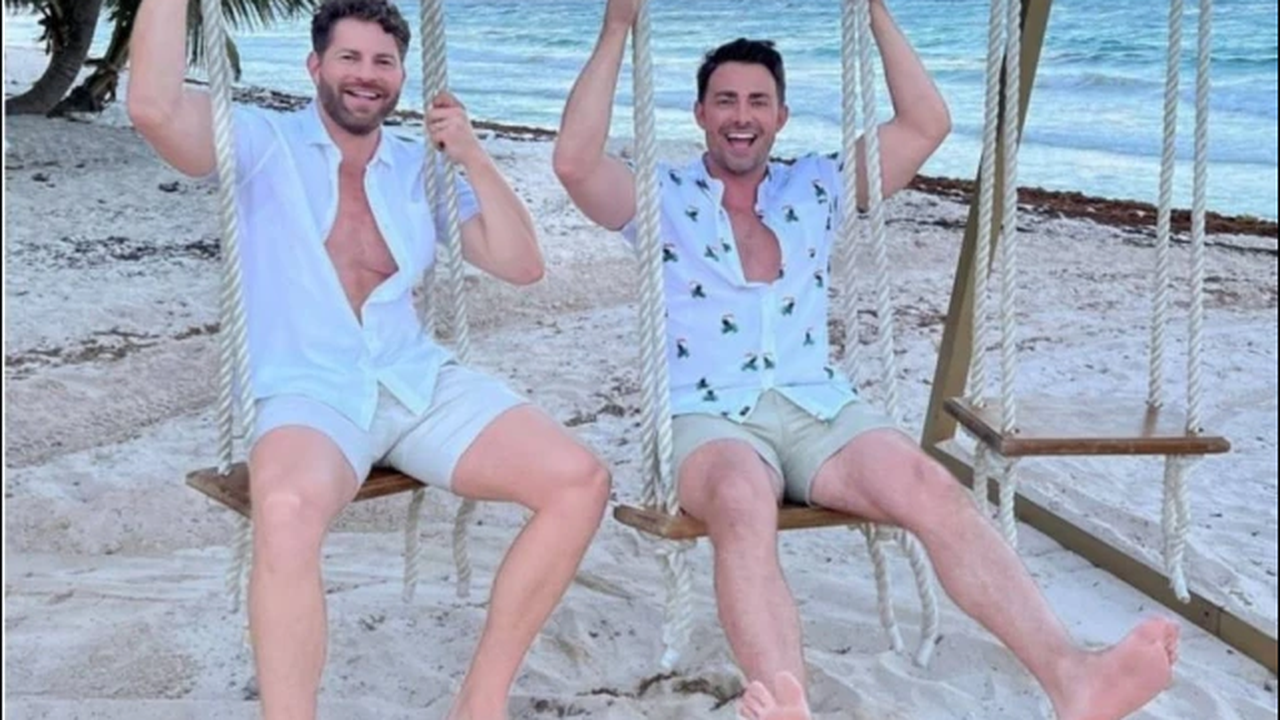 Jonathan Bennett, galã de ‘Meninas Malvadas’, se casa com Jaymes Vaughan