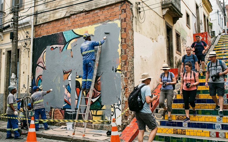 Prefeitura remove mural em homenagem a filho de traficante na Lapa; fluxo turístico segue normal na Escadaria Selarón