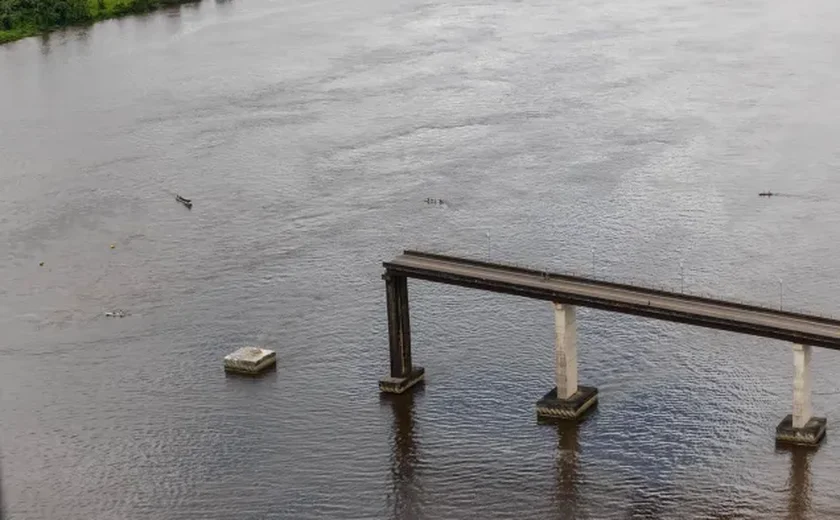 EUA: balsa colide com ponte sobre o Rio Arkansas, 4 dias depois de ponte cair em Maryland após colisão com cargueiro