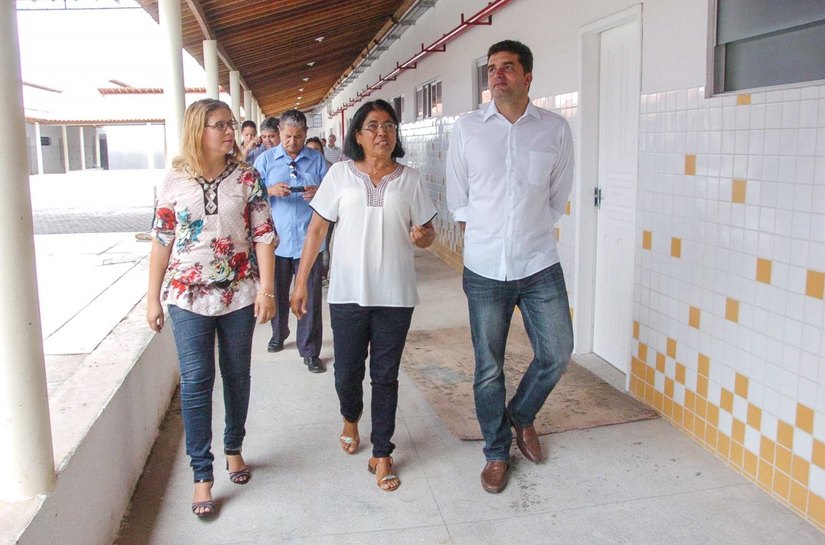 Escola Corintho da Paz: Rui vistoria conclusão da reforma