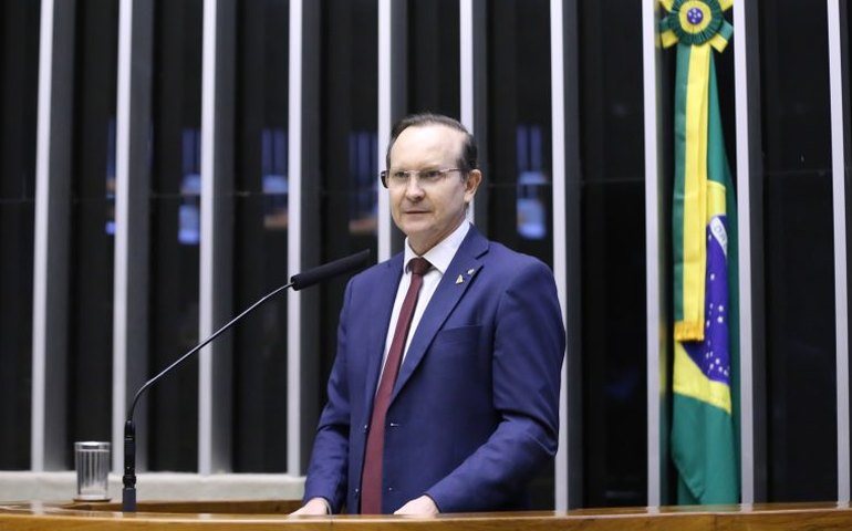 Comissão aprova autorização para motorista de aplicativo parar em qualquer local para passageiro com necessidade especial