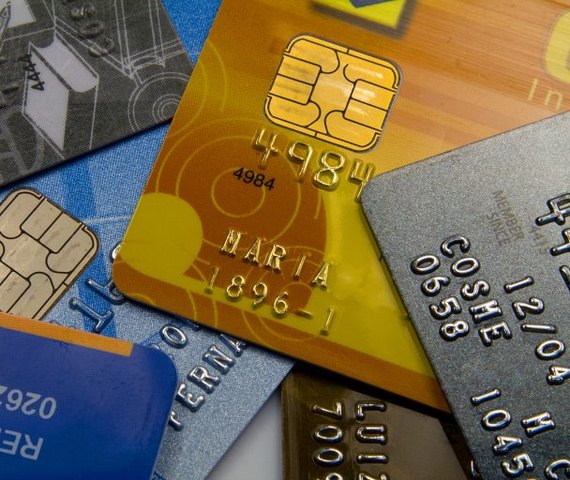 Juro médio do rotativo do cartão de crédito recua para 428,3% ao ano em março