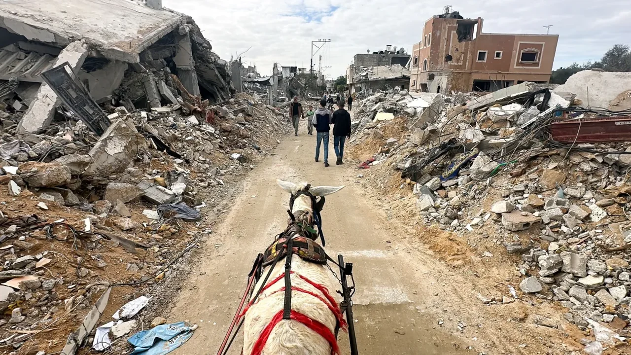 Israel definiu quase 80% de Gaza como zona de deslocamento desde início da guerra, mostra rede britânica