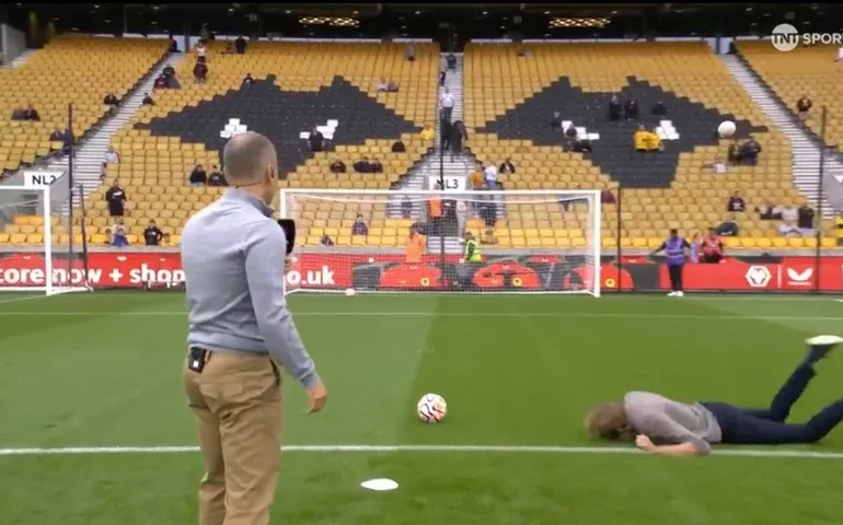 Ex-atacante, Peter Crouch cai no chão durante transmissão de TV e viraliza