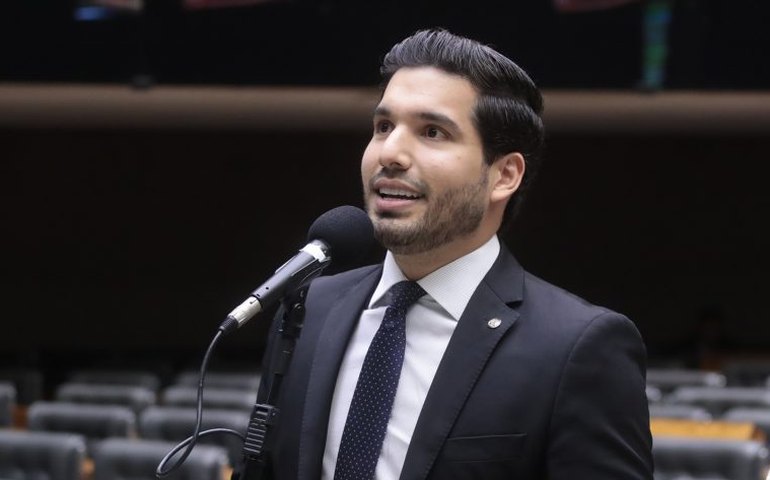 Proposta obriga preso a destinar 50% do salário para indenizar vítima