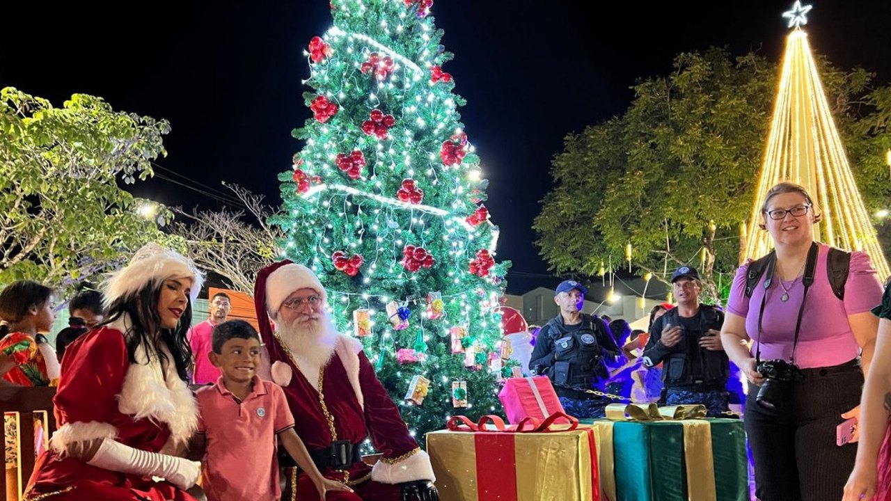 Desfile abre oficialmente o Natal Viçosa Iluminada; veja vídeo!