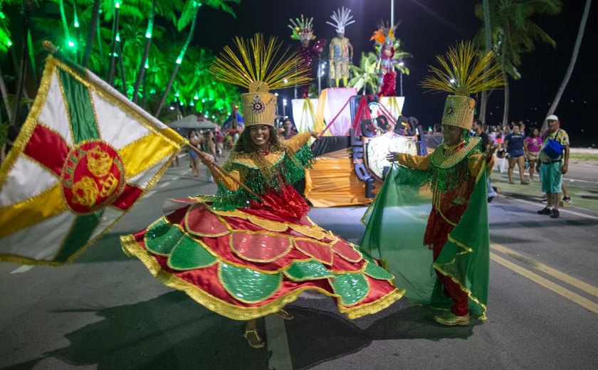 Segunda noite do desfile das escolas de samba em Maceió encanta moradores e turistas