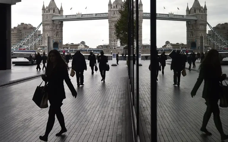 Taxa de desemprego no Reino Unido cai a 4,2% no trimestre até junho