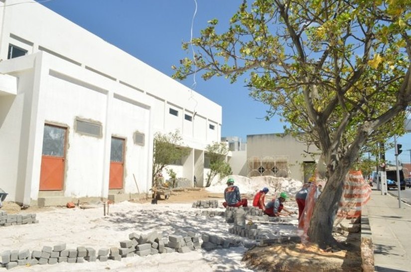 Rozangela Wyszomirska inspeciona obras da Maternidade Santa Mônica