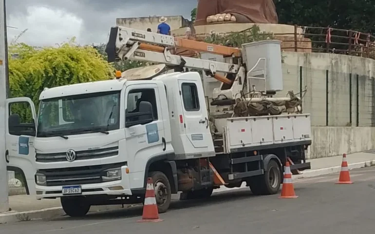 Após causar prejuízos, Equatorial aparece em Canafístula para trocar rede elétrica, mas deixa consumidores sem resposta