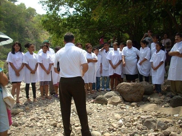 Batismo em Honduras, com o missionário Ivaldo Cruz